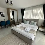 In Four Seasons 2 Apartment *