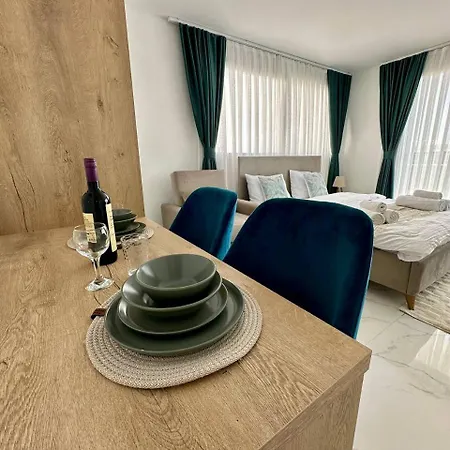 In Four Seasons 2 Apartment *