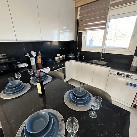 In Four Seasons 2 Apartment *